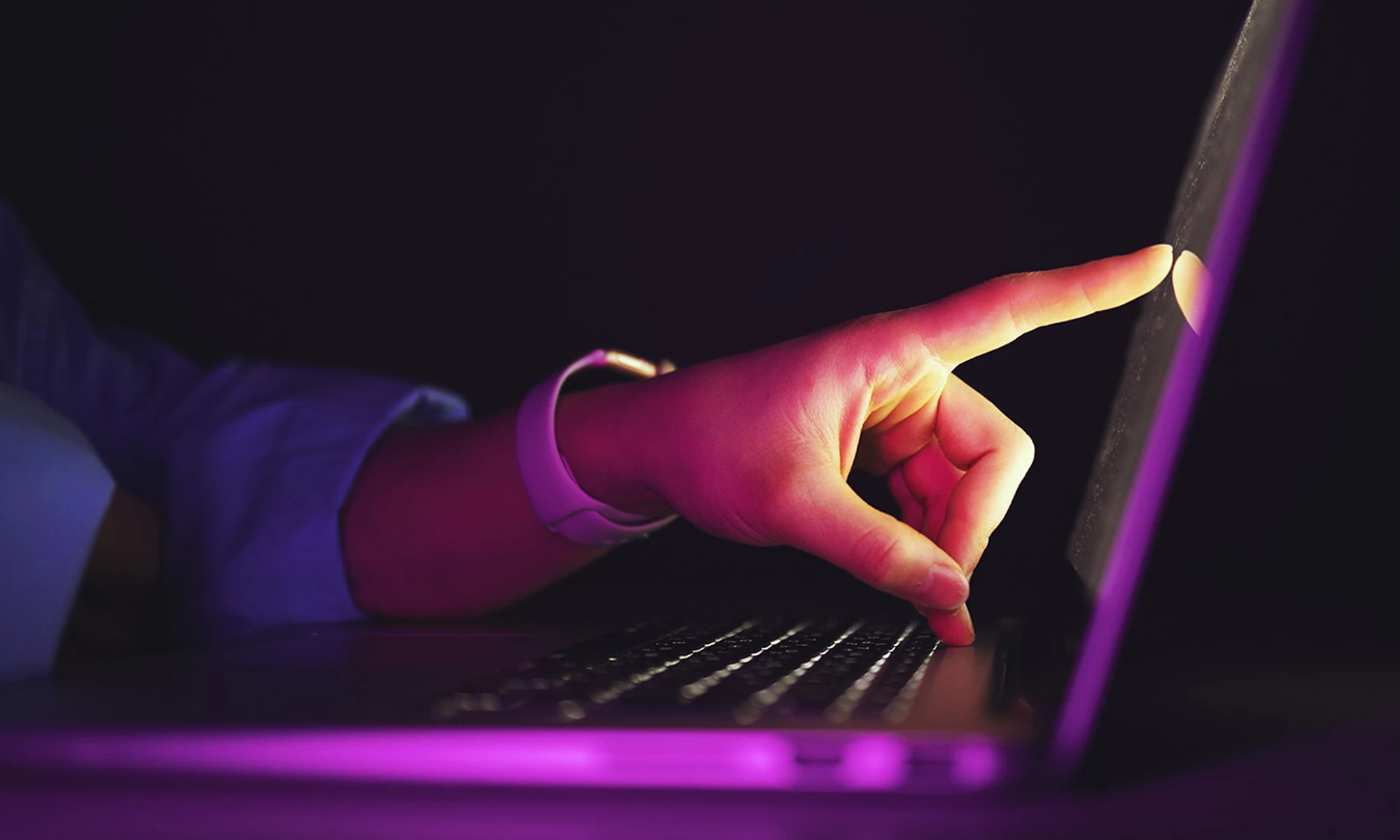 手指指向筆記型電腦螢幕