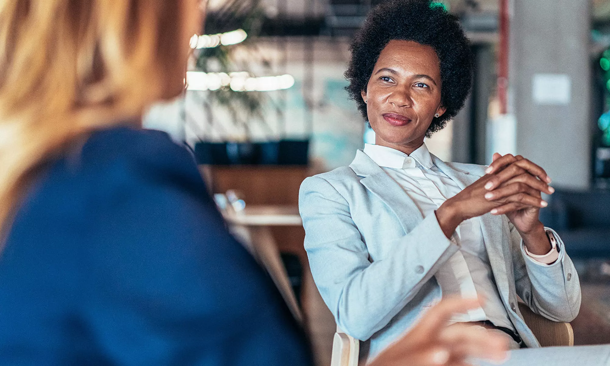 兩個人正在交談 