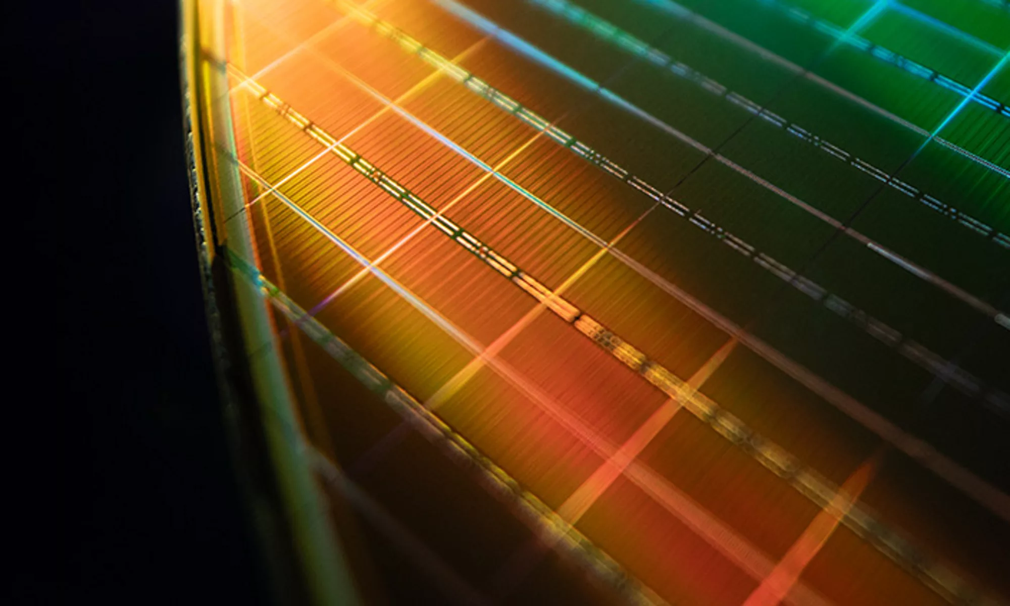 反射於晶圓上的綠色和金色光線