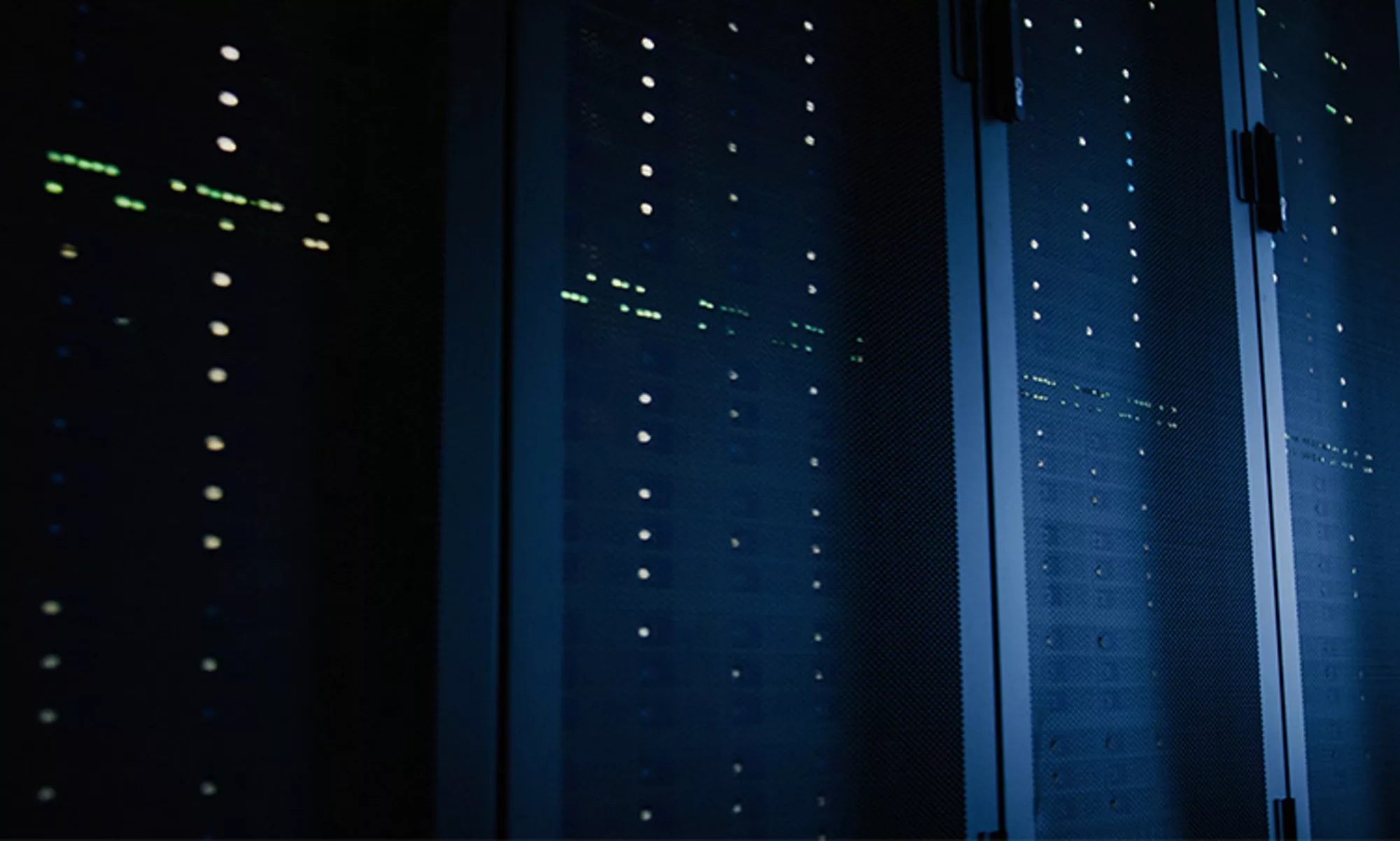 光線昏暗的資料中心機房