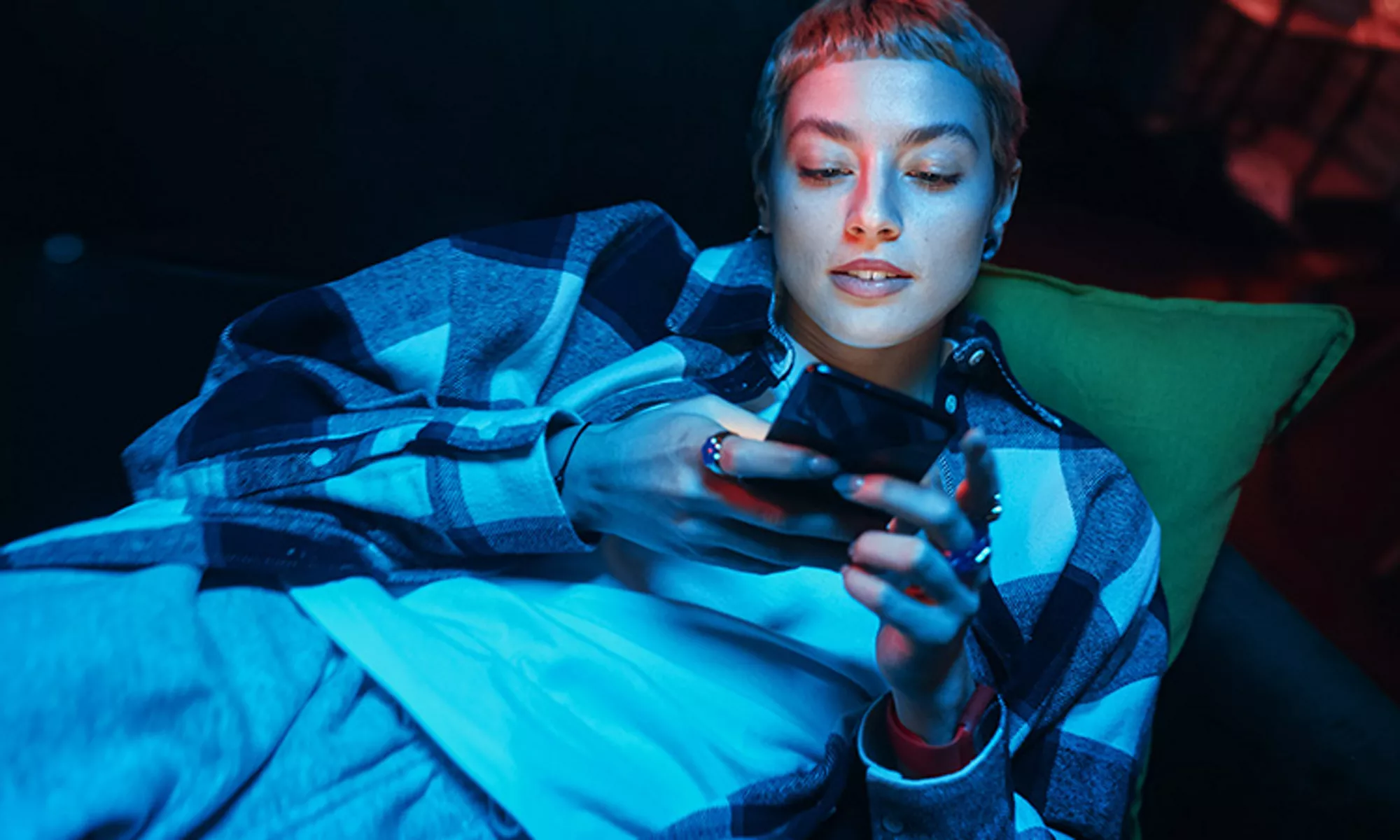 晚上在智慧手機上輸入文字的人