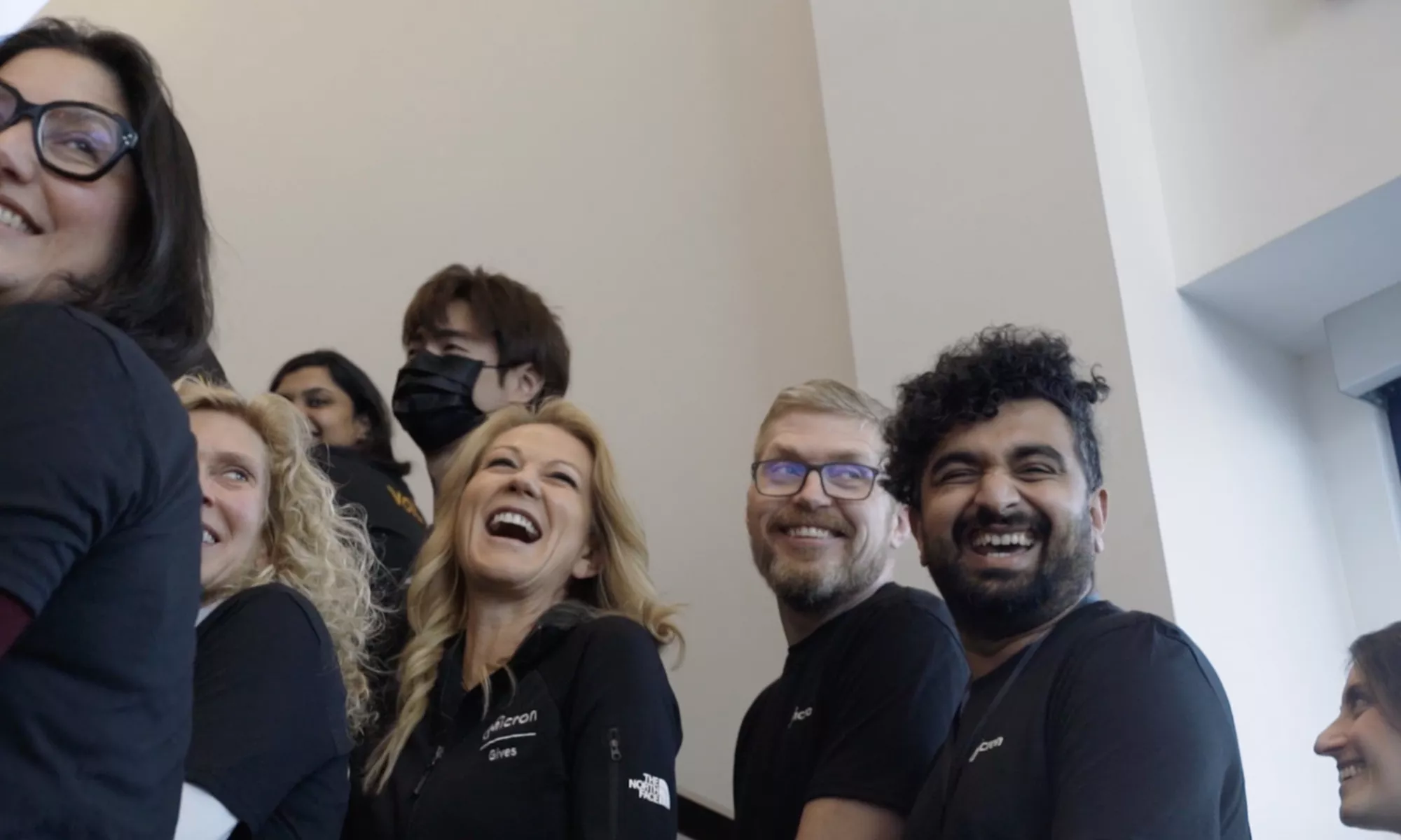 一群人看起來很開心