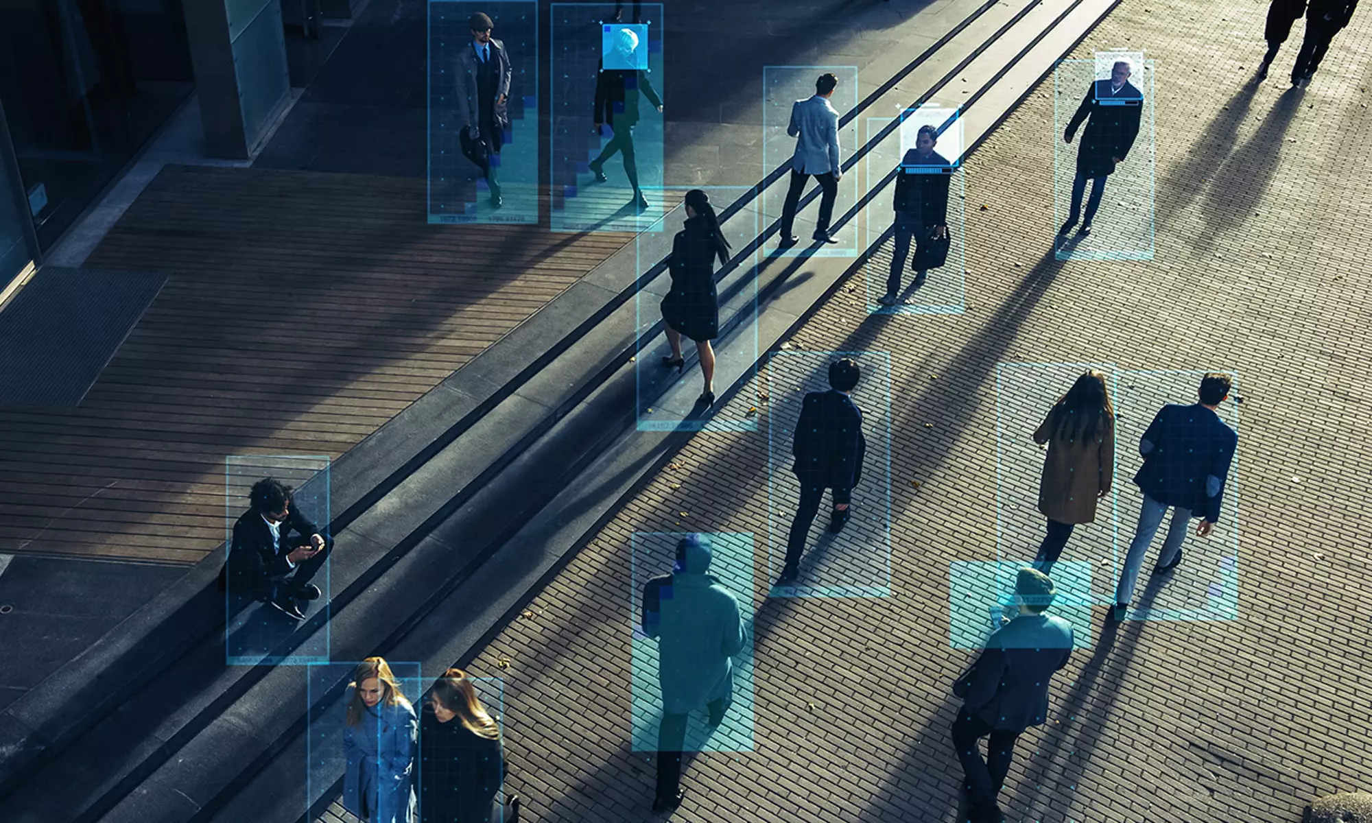 城市人群，周圍有突顯的視訊塊