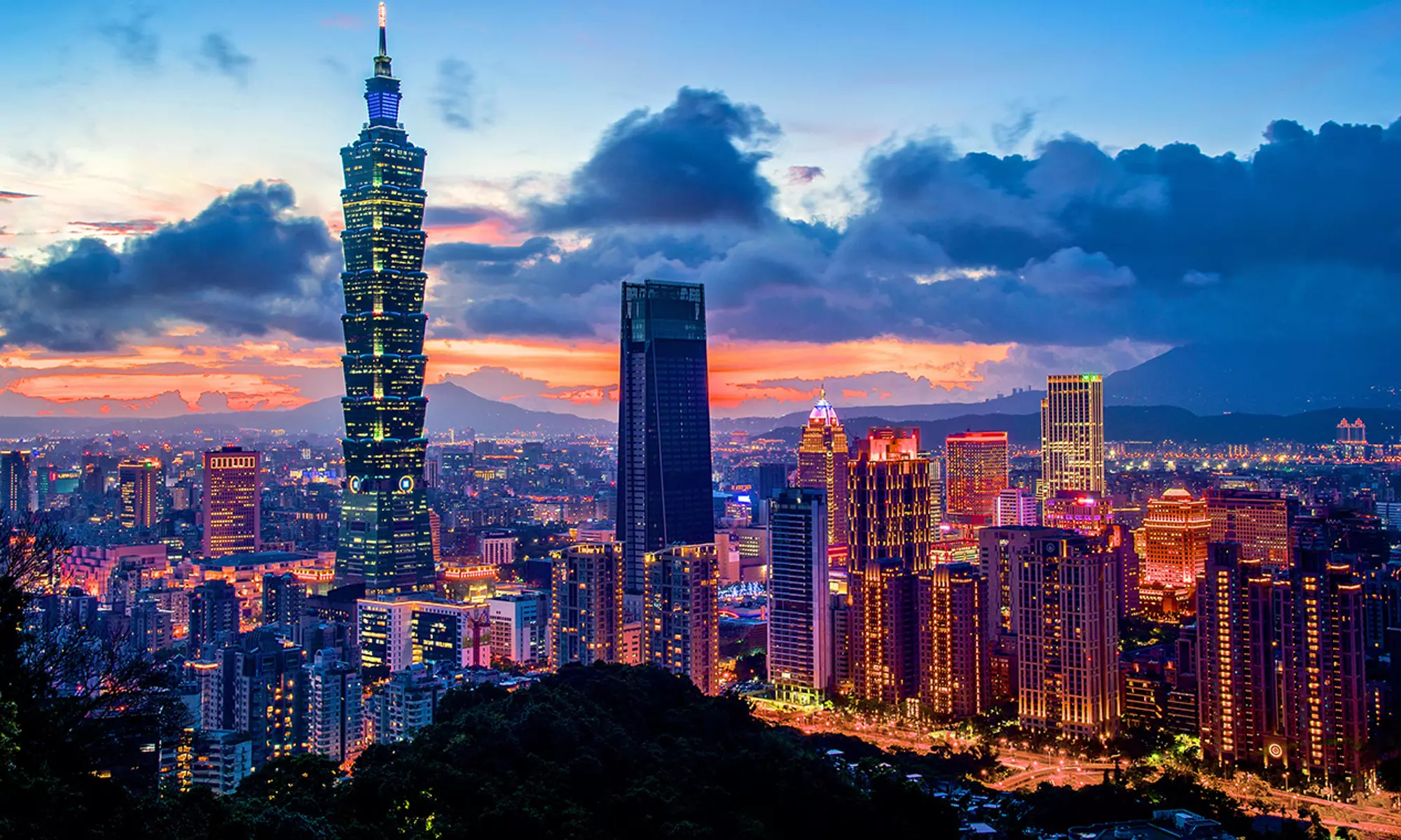 城市中正在使用手機的男性 