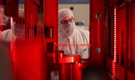 在美光實驗室工作的男子