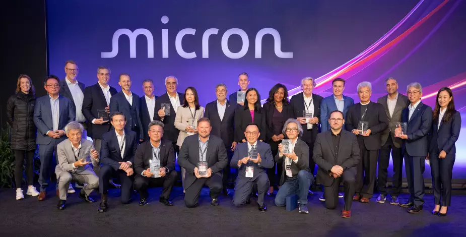 美光高階主管在供應商頒獎活動上的合影