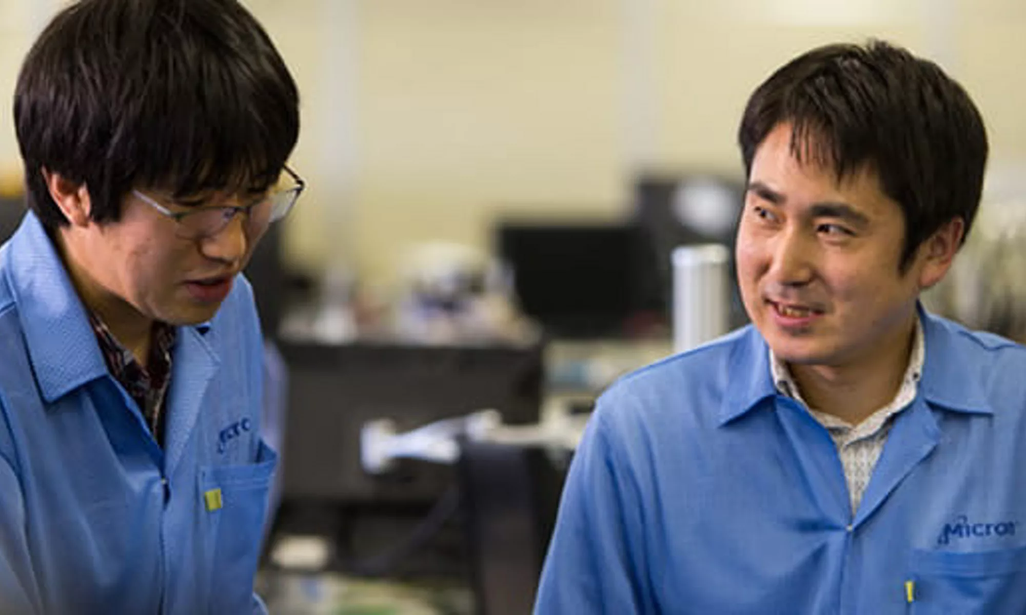 兩名穿著實驗袍的技師正在交談。