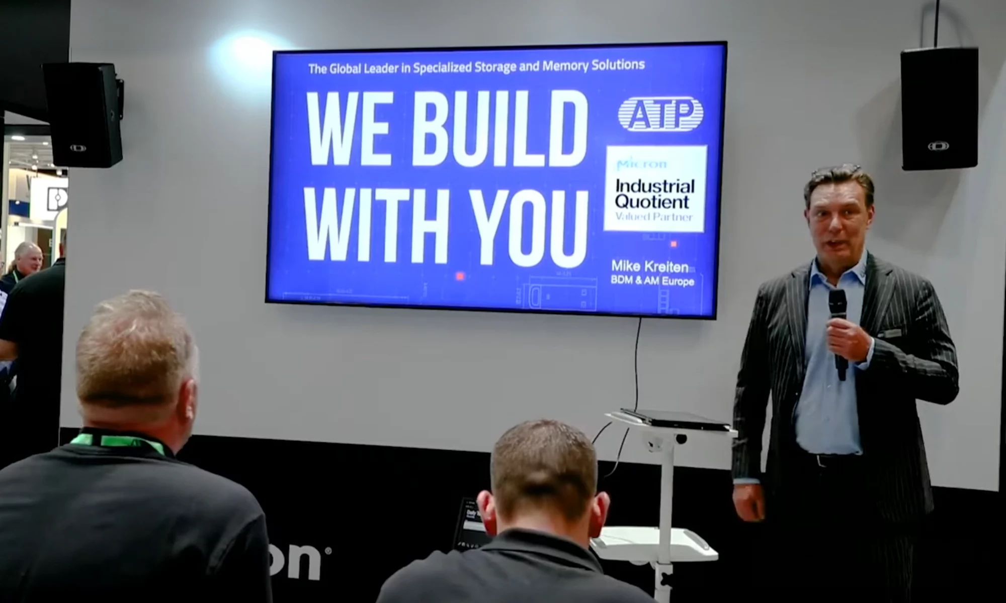 男子在會議室演講