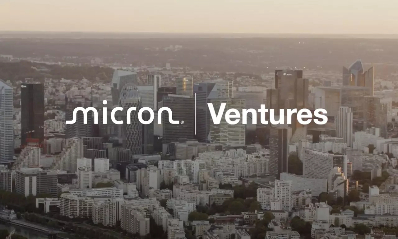 用鉛筆指畫的人以及坐在背景中並開著筆記型電腦的幾個人